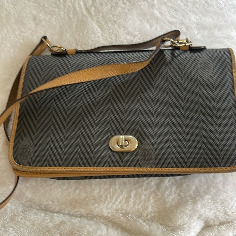 Leather Mark Cross shoulder bag, two zippered pockets on the inside.
